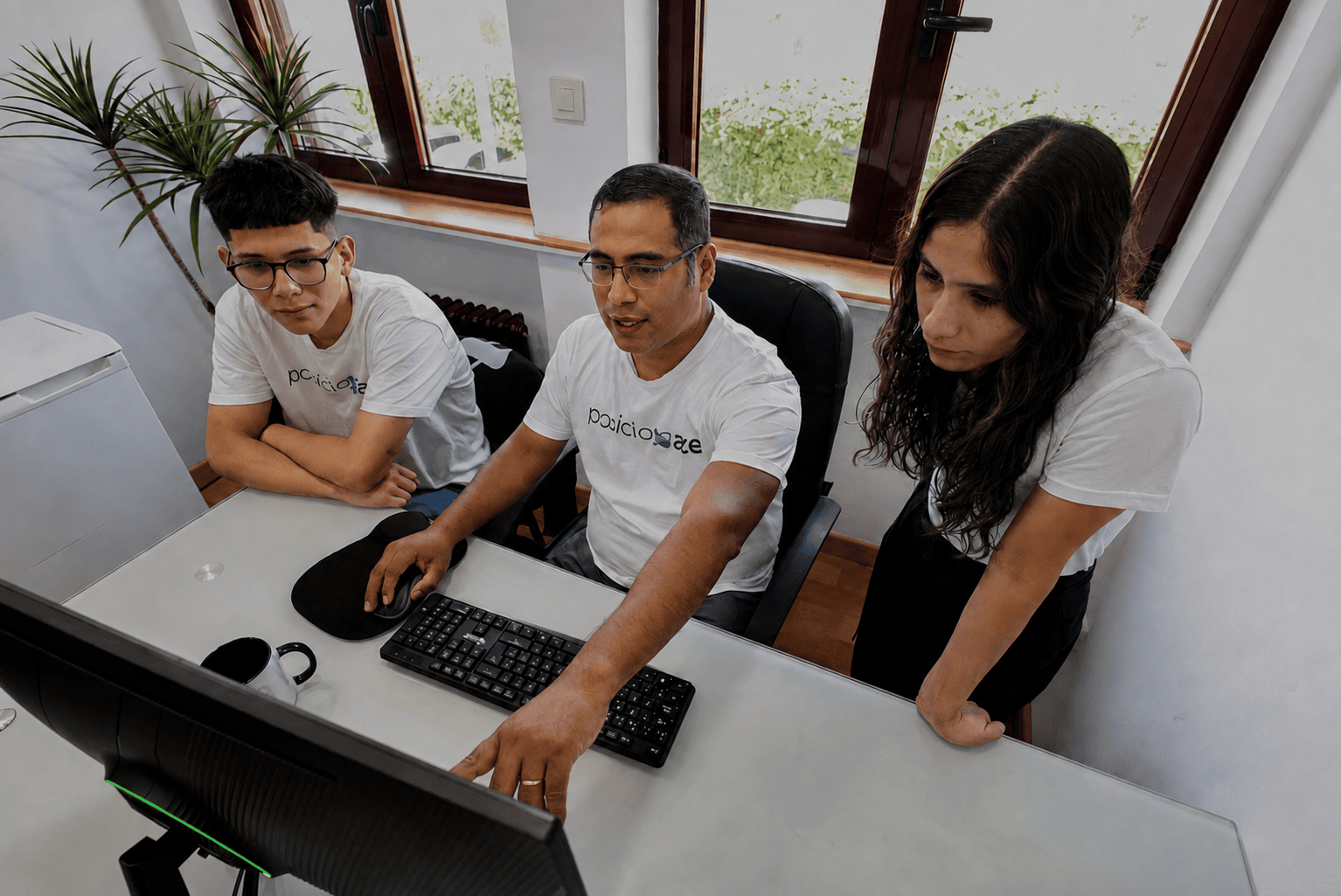 Equipo de Posicionaze analizando datos SEO de una cerrajería